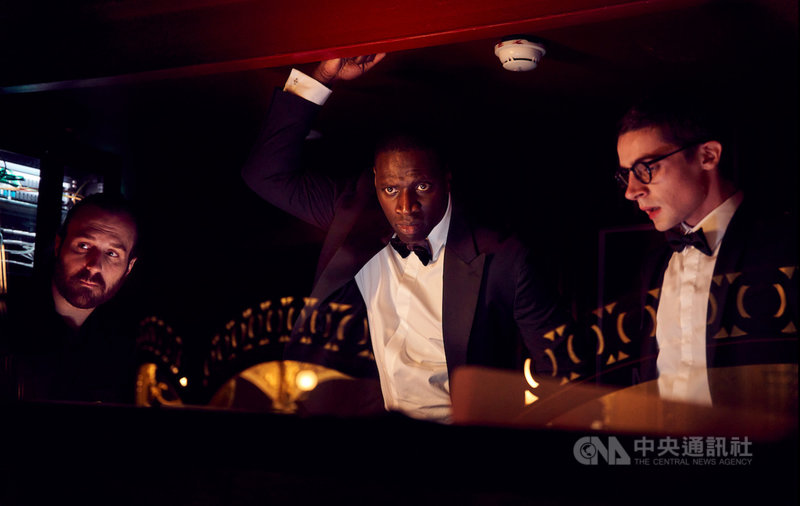 Netflix原創影集「亞森羅蘋」(Lupin)由凱撒獎影帝歐瑪.希(Omar Sy)(中)擔任男主角,第一季備受好評,第二季即將上線,讓粉絲相當期待。(Netflix提供)中央社記者葉冠吟傳真 110年6月9日
