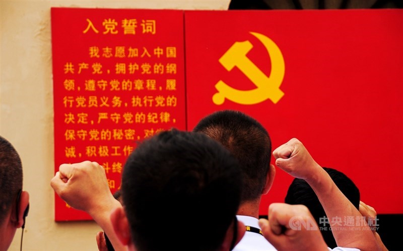 一群企業黨支部的黨員,5月在紅色旅遊景點西柏坡舊址前,高舉握拳的右手,朗誦當年入黨所宣誓的誓詞。中央社記者沈朋達西柏坡攝 110年6月9日