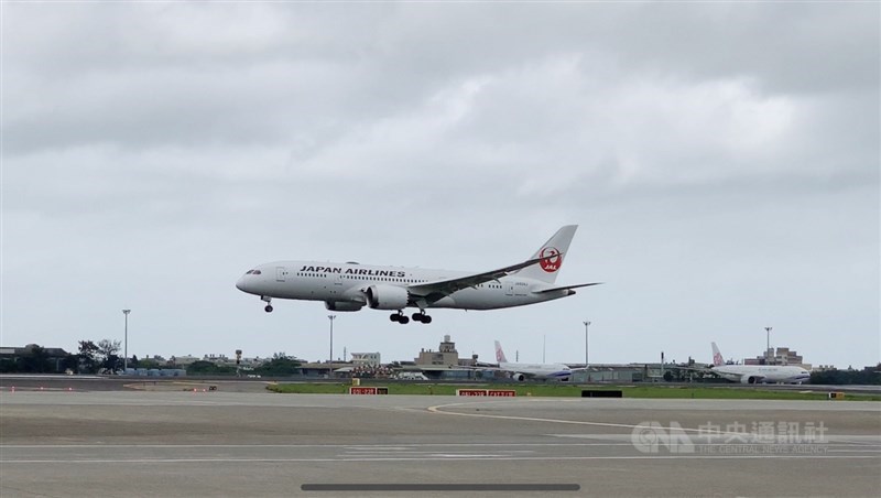 日本航空(JL809)班機4日載運疫苗抵達桃園國際機場時,桃機塔台航管員與機長對話一事,遭日本TBS電視台資訊節目HIRUOBI!報導。圖為日航4日降落桃園機場。 (中央社檔案照片)