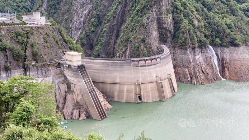 台中地區降雨減少,8日德基水庫集水區獲得挹注的水量也減少,目前關閉放水閥,水位上升速度趨緩。(大甲溪發電廠提供)中央社記者趙麗妍傳真 110年6月9日