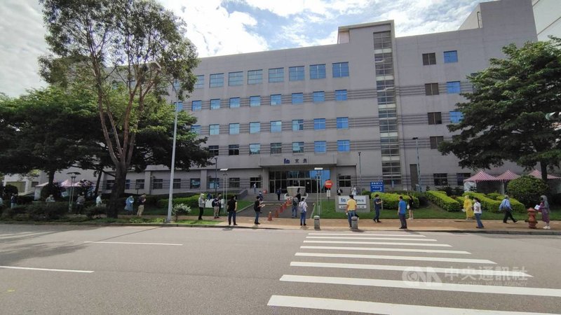 京鼎精密科技因6名外籍員工確診,公司9日針對本國籍員工快篩,包含同棟大樓另2家承租廠房公司在內,預計篩檢610人。中央社記者管瑞平攝 110年6月9日