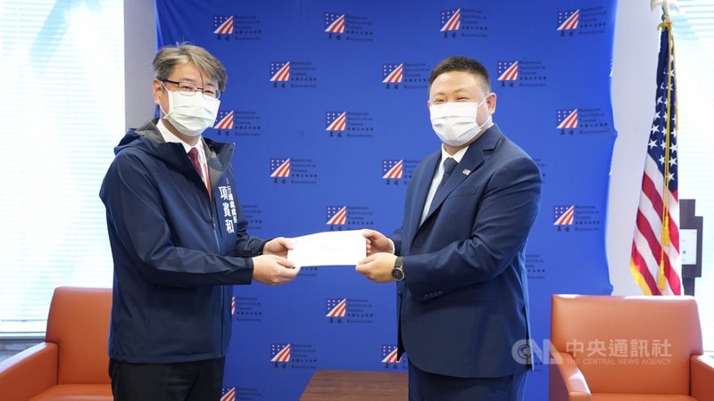 高雄市長陳其邁感謝美國捐贈台灣75萬劑武漢肺炎疫苗,8日由行政暨國際處長項賓和(左)轉送感謝信給美國在台協會高雄分處長禹道瑞(右)。(高市府提供)中央社記者王淑芬傳真 110年6月9日