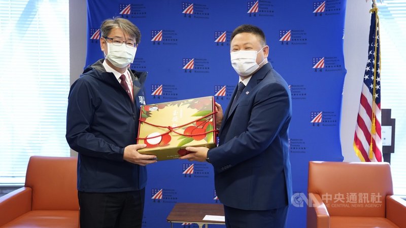 高雄市長陳其邁感謝美國捐贈台灣75萬劑武漢肺炎疫苗,8日由行政暨國際處長項賓和(左)到美國在台協會(AIT)高雄分處,致贈感謝信及高雄市盛產的玉荷包給AIT高雄分處長禹道瑞(右)。(高市府提供)中央社記者王淑芬傳真 110年6月9日