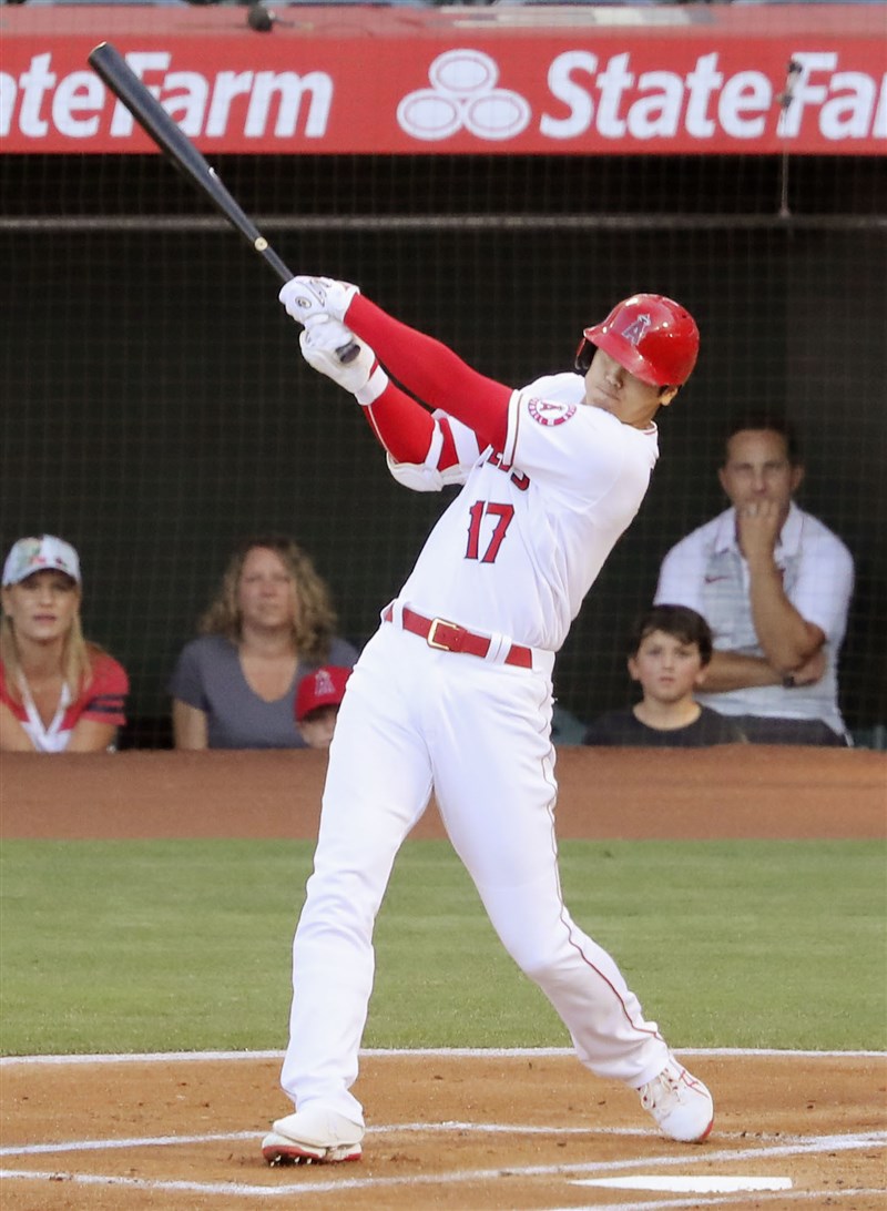 MLB洛杉磯天使8日靠5支全壘打、先發投手希尼投6.2局只失1分,8比1擊敗堪薩斯皇家。天使的大谷翔平(前)也開轟,更是他MLB生涯最大號的全壘打。(共同社)