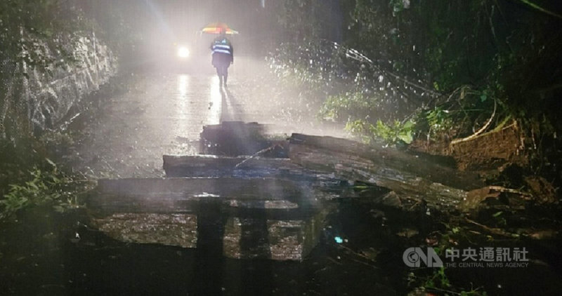 受梅雨鋒面影響,連日大雨,花蓮吉安鄉向陽步道山區7日晚間發生土石坍方,中斷道路導致民眾受困,吉安警分局獲報後,派員警以警車拉移落石,清出車道,協助民眾脫困。(吉安警分局提供)中央社記者張祈傳真 110年6月9日