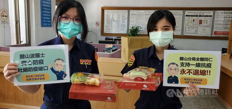 警政署長陳家欽慰勉第一線員警協助防疫的辛勞,9日中午請台東員警吃一份要價新台幣200元的便當及水果,員警感謝署長的便當送暖。(台東縣警察局提供)中央社記者盧太城台東傳真 110年6月9日