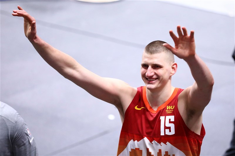 丹佛金塊中鋒約基奇8日獲選為美國職籃NBA年度MVP。(圖取自twitter.com/NBAHistory)