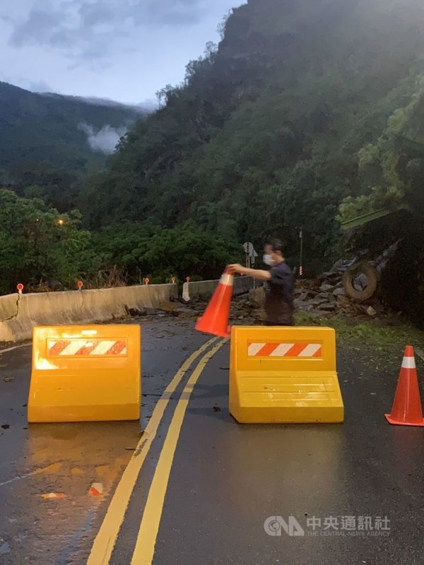 高雄市連日午後大雨,山區土壤含水度高,地質不穩定。茂林區高132線9日又發生大量岩石滑落道路,影響車行。(六龜分局提供)中央社記者王淑芬傳真 110年6月9日
