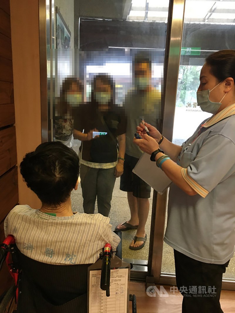 疫情嚴峻,醫院禁止探病,台中慈濟醫院安排病人與家人隔著落地窗見面,透過手機互相通話,溫暖在彼此心中流動。(台中慈濟醫院提供)中央社記者趙麗妍傳真 110年6月9日