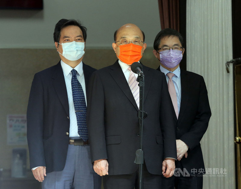 行政院長蘇貞昌(中)9日率相關部會首長列席立法院臨時會院會備質詢。蘇貞昌會前接受媒體聯訪表示,政府這次推出的相關紓困措施,雖然有733萬人受惠,但也許還有些地方規劃沒那麼周到,或是有很特殊的情況,確實還沒得到紓困,他會要求各部會做滾動式檢討。中央社記者郭日曉攝 110年6月9日