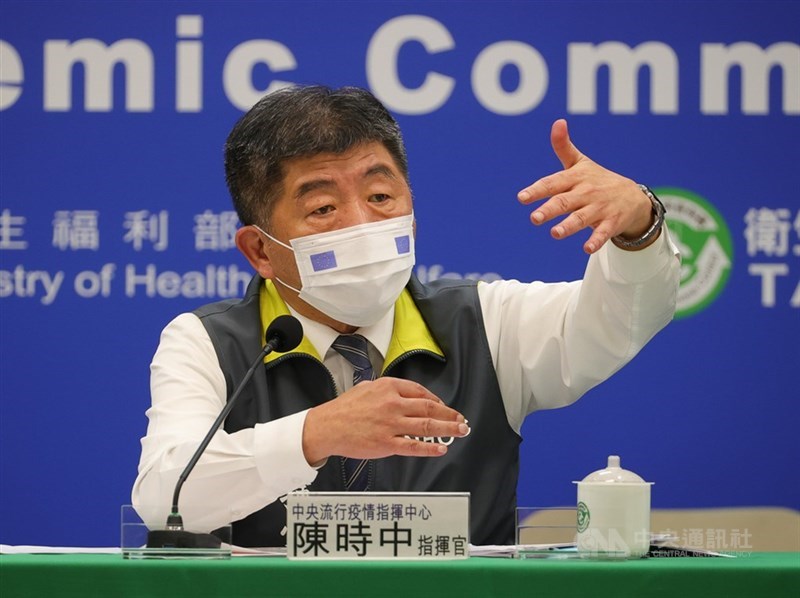 好心肝診所被爆料為千名「志工」施打疫苗,指揮中心指揮官陳中10日說,經內部討論,決定不以減配縣市疫苗做為處罰手段。(中央社檔案照片)