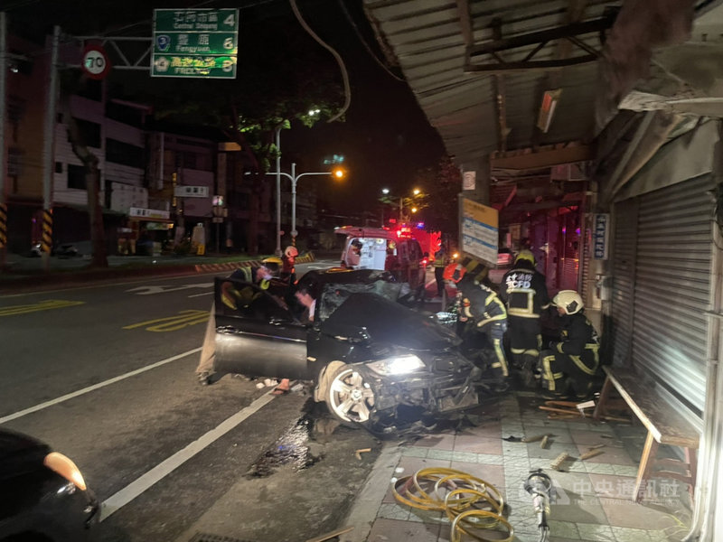 台中市消防局10日凌晨接獲報案,石岡區豐勢路發生車禍,小客車自撞電桿,車內2乘客已自行脫困,但駕駛受困其中,立刻派員前往救援。(民眾提供)中央社記者趙麗妍傳真 110年6月10日