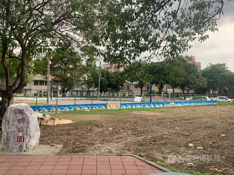 台中市南屯區黎明公園正在進行籃球場改善工程,卻將刨除的碎石及廢棄物堆在場外草地,讓原本如茵的綠草地在大雨過後變成一灘爛泥地,沒有改善公園反而形成破壞。(台中市議員張耀中提供)中央社記者郝雪卿傳真 110年6月10日