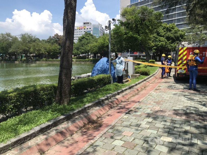 台中公園水池10日中午發現1具浮屍,警方獲報出動人員到場將遺體打撈上岸,初判是1名年約50到60歲的男性,將進一步釐清死者身分及死因。(民眾提供)中央社記者郝雪卿傳真 110年6月10日