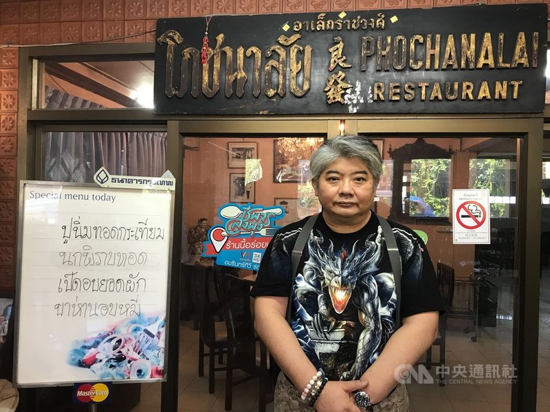 曼谷老字號餐廳良發受到2019冠狀病毒疾病疫情衝擊,營業額只有疫情前的4成。第3代老闆卡莫(圖)苦撐,他開玩笑說,如果再這樣下去要把自己的黃金賣掉。中央社記者呂欣憓曼谷攝 110年6月10日