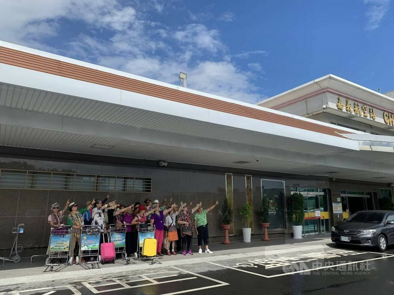受COVID-19疫情影響,嘉義航空站6月13日至30日航班停飛,何時復飛,要視後續疫情發展情況。圖為民國109年8月國內疫情控制得宜時,航空站與嘉義縣民雄鄉衛生所舉辦樂齡網美遊機場「偽出國」活動。(嘉義航空站提供)中央社記者蔡智明傳真 110年6月10日