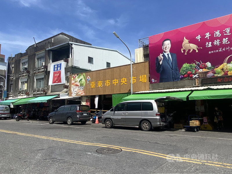 有關端午連假防疫,台東縣長饒慶鈴10日表示,除台東火車站自11日啟動快篩,為防堵傳統市場成為防疫破口,也加強台東市中央市場防疫,假日將以身分證尾數進行分流管制,週六開放雙數民眾,週日則是單數。中央社記者盧太城台東攝 110年6月10日