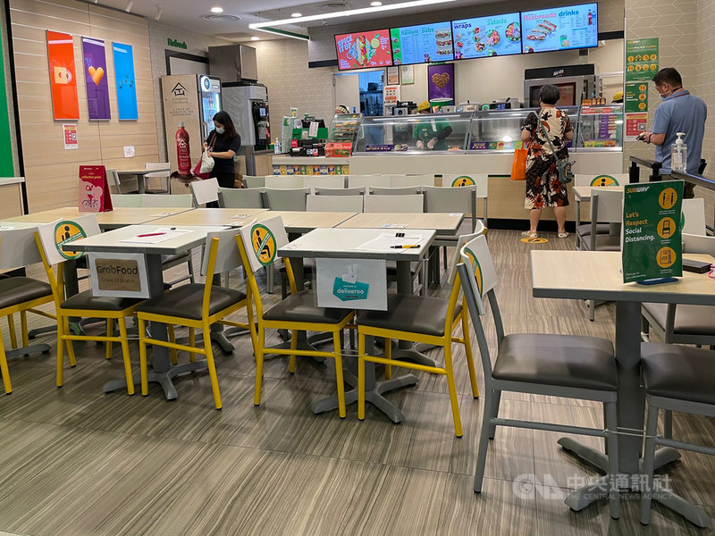 新加坡先前疫情升溫,當局禁餐廳內用,以防疫情擴大。近來疫情趨穩,預計21日起恢復餐廳內用。攝於5月28日中央社記者侯姿瑩新加坡攝 110年6月10日