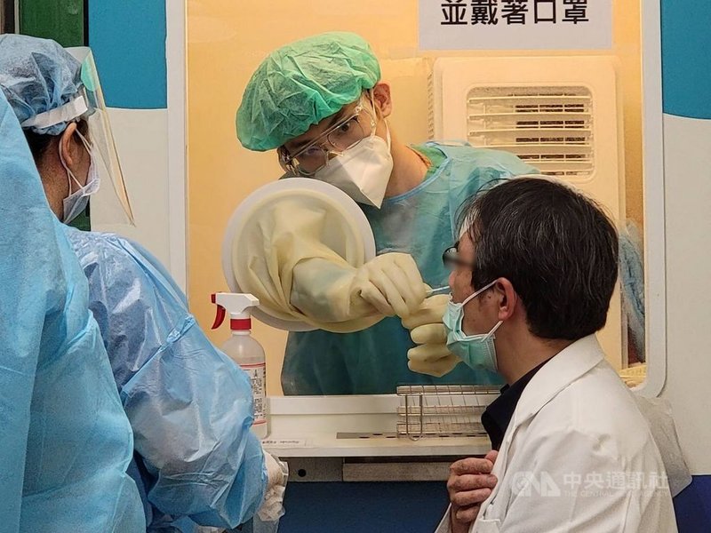 衛福部雙和醫院10日爆發院內群聚感染,疑為病患篩檢後「陰轉陽」導致擴大染疫,醫院除全面消毒並門診降載外,也全院篩檢(圖)確保院區安全。(雙和醫院提供)中央社記者黃旭昇新北傳真 110年6月10日