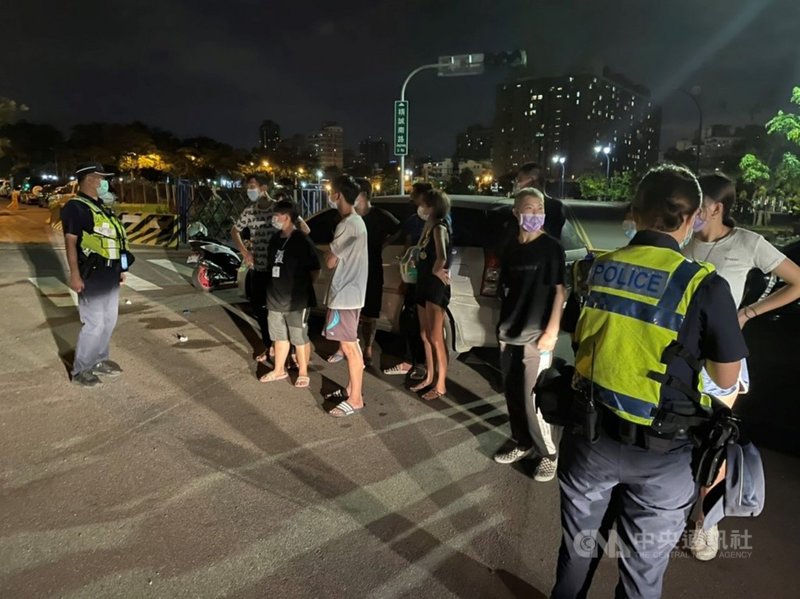 因應武漢肺炎疫情全國進入三級警戒,民眾除外出須全程配戴口罩外,也盡量避免不必要移動或集會,並停止室內5人、室外10人以上的群聚。但台中市員警近日巡邏時發現14名男女深夜在重劃區聚會,經當場蒐證開單,全數移請市府裁罰。(翻攝照片)中央社記者郝雪卿傳真 110年6月10日