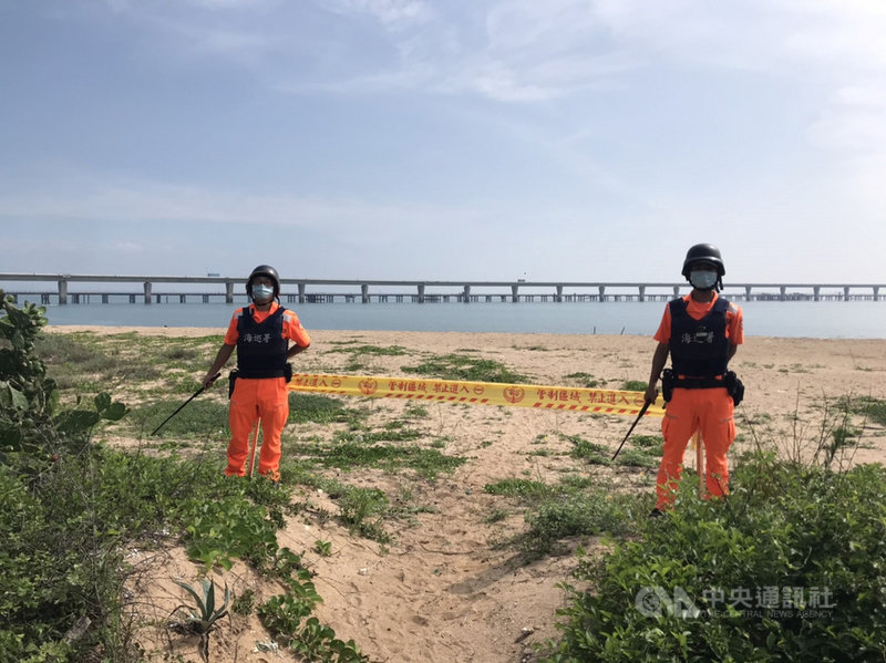 金門岸巡隊表示,第三機動巡邏站人員10日上午在金門大橋右側岸際巡查時,在陸軍L54據點發現3枚未爆彈;為免民眾誤入或接觸,隨即進行周邊地區人員進出管制措施,並通報陸軍金門防衛指揮部彈藥庫未爆彈處理小組到場處理。(金門岸巡隊提供)中央社記者黃慧敏傳真 110年6月10日
