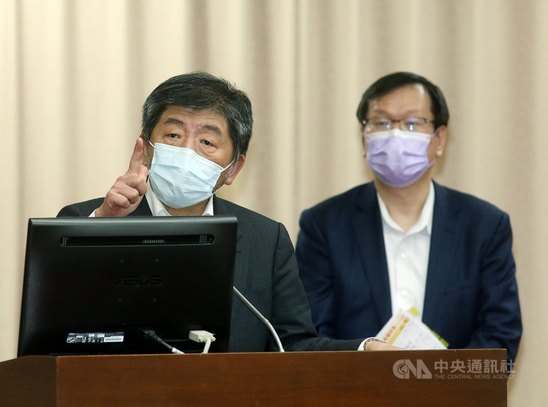 台北市好心肝診所爆發私打疫苗風波。衛生福利部長陳時中(左)10日在立法院說,疫苗的事情大家都很關心,有任何行政的問題,都要嚴查嚴辦。中央社記者郭日曉攝 110年6月10日