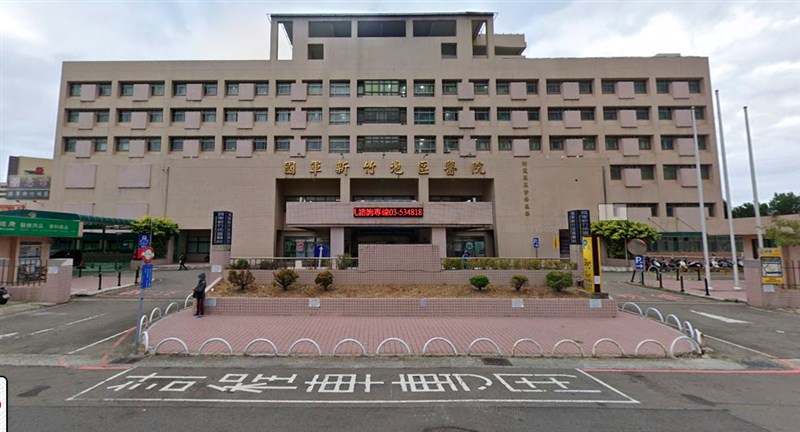 國軍新竹醫院(圖)為不符資格民眾打疫苗,新竹市政府10日表示,國防部已針對該院院長做出調職懲處,市府也將依法開罰醫院新台幣200萬元。(圖取自Google地圖網頁google.com/maps)