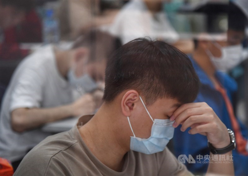 大學指考延後到28到30日,沒有另行補考。對此,大學招聯會10日召開緊急應變小組,決議會提供確診考生補救措施。圖為109年指考。(中央社檔案照片)