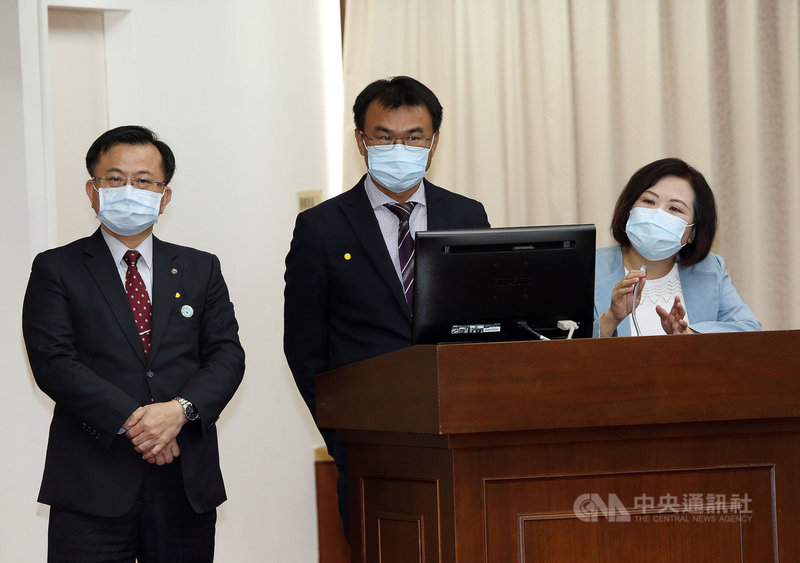 立法院臨時會財政等6委員會聯席會議10日審查行政院函請審議中央政府嚴重特殊傳染性肺炎防治及紓困振興特別預算第3次追加預算案,勞動部長許銘春(右)就勞工紓困問題答詢。圖中為農委會主委陳吉仲。中央社記者郭日曉攝 110年6月10日
