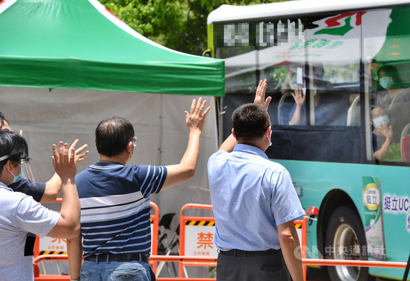 台北市壹電視大樓7日發現一名攝影師猝死廁所,死者PCR檢測證實確診武漢肺炎,大樓中庭自9日起設置快篩站,壹電視10日表示,快篩200人全數陰性。圖為衛生局篩檢人員乘車離開時向壹電視人員揮手道別。中央社記者王飛華攝 110年6月10日