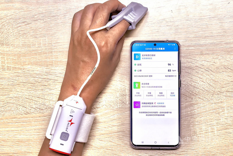 陽明交大數位醫學暨智慧醫療推動中心與中華電信合作成立血氧監測緊急救援隊,共同開發「COVID-19血氧監測雲端平台」,透過資訊技術達成即時監測,可減少醫護接觸風險,7日已於新北市立聯合醫院專責病房上線。(陽明交大提供)中央社記者許秩維傳真 110年6月10日