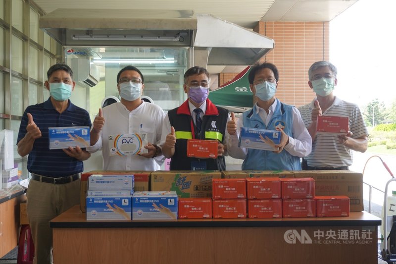 金門航空站主任洪念慈(中)10日表示,為感謝快篩站工作人員服務民眾的辛勞,航空站準備了防護手套和本地廠商自製的醫療口罩,以及飲料等物資,表達感謝之意。中央社記者黃慧敏攝 110年6月10日