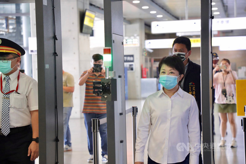 端午連假將至,台中市政府在台鐵、高鐵等重要交通場站設置「消毒防疫門」,台中市長盧秀燕(前右)10日親赴台中火車站視察了解相關設備及動線。(台中市政府提供)中央社記者郝雪卿傳真 110年6月10日