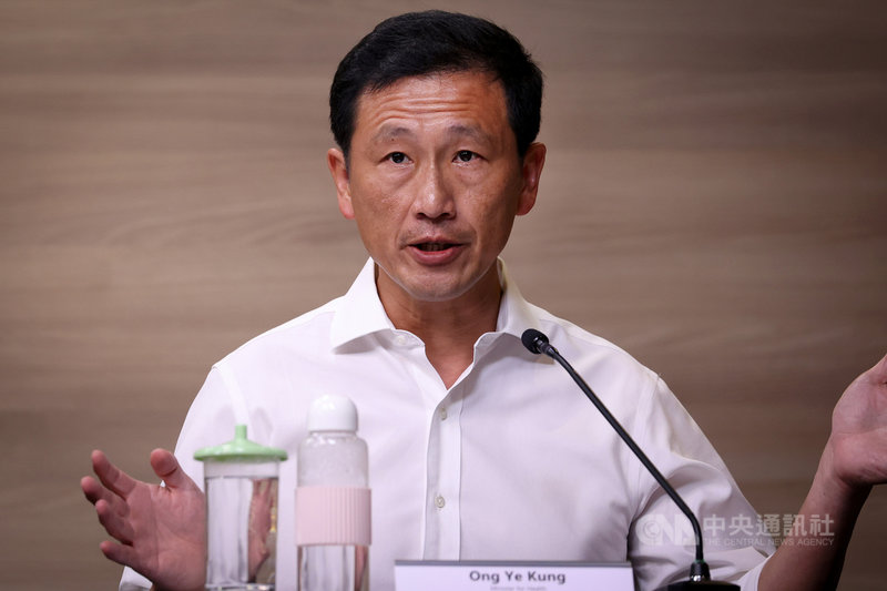 新加坡衛生部長王乙康10日表示,16日起開放民眾到藥局購買DIY快速抗原檢測試劑組,在家就能自我檢測。(新加坡通訊及新聞部提供)中央社記者侯姿瑩新加坡傳真 110年6月10日