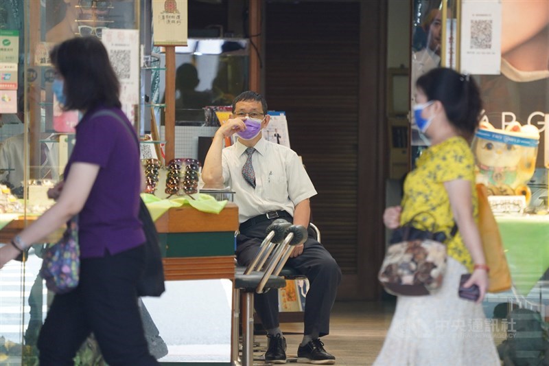 主計總處10日公布4月全體受僱員工人數,較疫情發生前只略減4000人,顯示勞動市場漸漸回溫;但官員表示5月國內疫情迅速升溫,內需型產業都會受到衝擊。(中央社檔案照片)