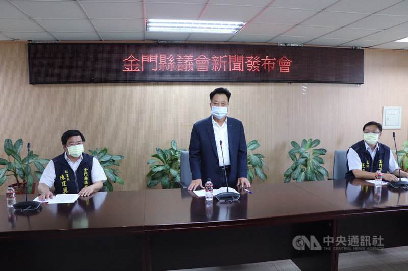 金門縣議會議長洪允典(中)10日表示,廈門目前無武漢肺炎疫情,建請中央同意金門專船到廈門五通碼頭,以「入港不入境」方式施打國際認證疫苗。指揮中心則呼籲各界,地方與中央應步調一致,才是防疫最有效做法。(金門縣議會提供)中央社記者黃慧敏傳真 110年6月10日