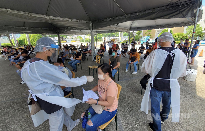 高雄市10日持續啟動楠梓科技產業園區等3處園區移工快篩,現場等候區座位皆拉大間距,等待採檢民眾戴好口罩依序就座。中央社記者董俊志攝 110年6月10日