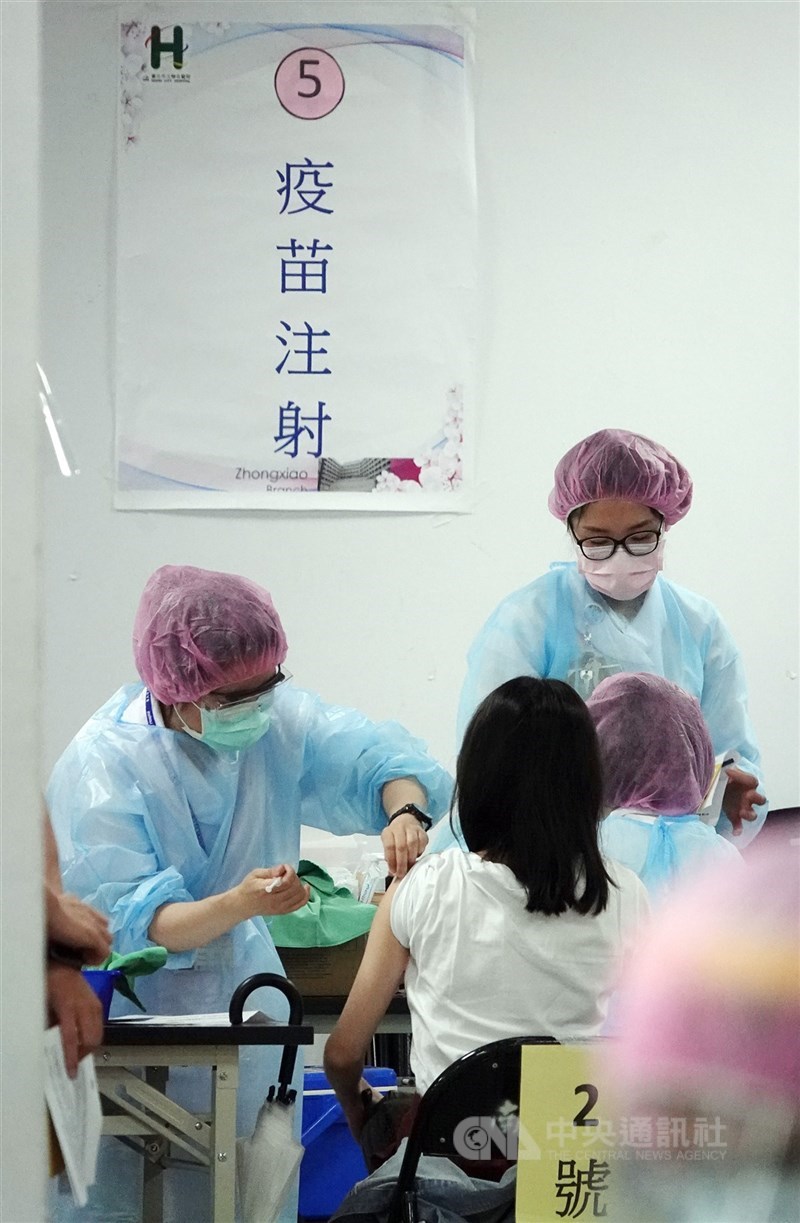 台北市長柯文哲10日表示,疫苗不夠的情況下,居然還有疫苗流到診所,北市府須檢討改進。圖為醫護人員持續為人員施打疫苗。(中央社檔案照片)