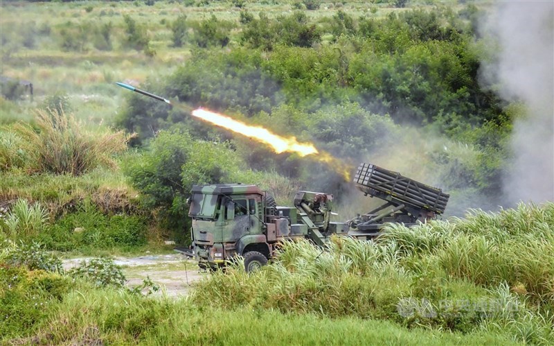 由於本土疫情嚴峻,原訂7月舉行的國軍漢光37號實兵實彈操演,將延後至9月實施。圖為2020年漢光演習,雷霆2000多管火箭系統在甲南海灘發射。(中央社檔案照片)