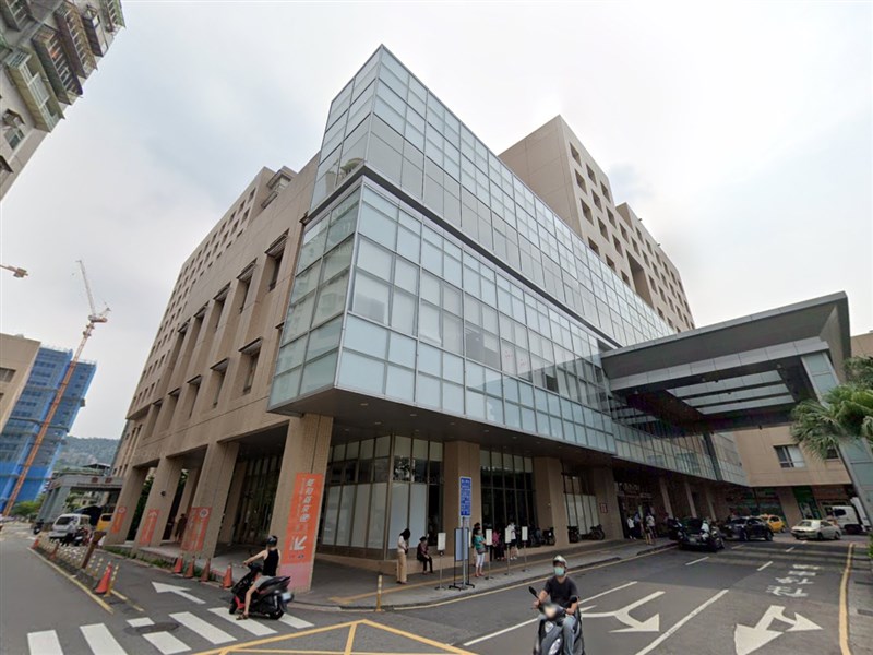 衛生福利部雙和醫院(圖)10日表示,4名病人、3名陪病者及2名護理師共9人確診,啟動住院降載。(圖取自Google地圖網頁google.com/maps)
