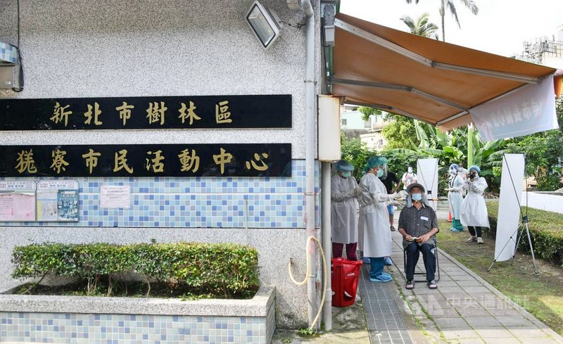 新北市樹林區機動篩檢站10日開始提供服務,市府在疫情說明會表示,不怕篩檢使確診個案多,呼籲民眾踴躍篩檢以阻斷傳播鏈。(新北市府新聞局提供)中央社記者黃旭昇新北傳真 110年6月10日