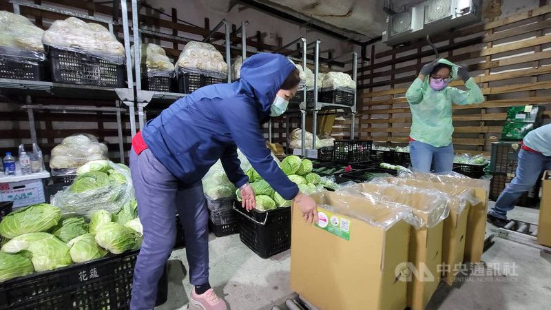 武漢肺炎疫情衝擊,花蓮縣政府輔導各農會及農產運銷單位開發蔬菜箱宅配,於疫情期間取代實體店面,其中花蓮縣蔬果合作社推出蔬果宅配箱,每週熱賣700箱,外縣市訂購量占9成。(民眾提供)中央社記者張祈傳真 110年6月10日