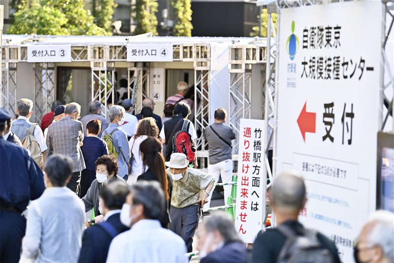 日本截至6月9日止接種已破2000萬次,平均每天接種逾70萬次。圖為5月31日東京大規模接種現場。(共同社)