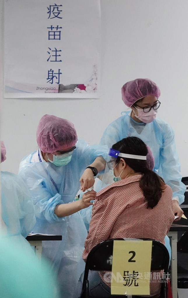 衛福部長陳時中10日表示,下一批AZ疫苗會保留給自費施打第一劑的人。(中央社檔案照片)