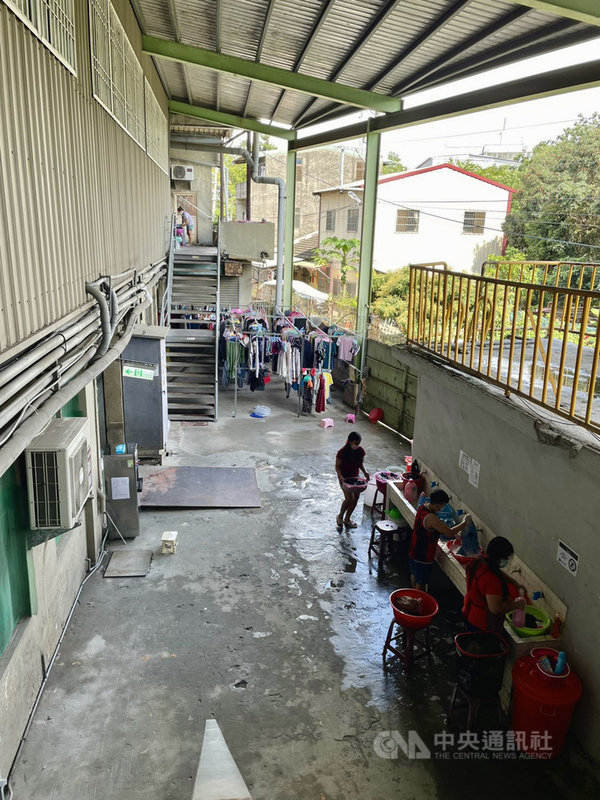封測大廠日月光投控旗下矽品公司5月有員工確診,民眾指控,大雅移工宿舍中的移工常群聚洗衣服。矽品表示,因限水措施,移工才排隊洗衣服,限水措施結束後,已要求分流洗衣,避免不必要外出,落實防疫。(民眾提供)中央社記者趙麗妍傳真 110年6月10日