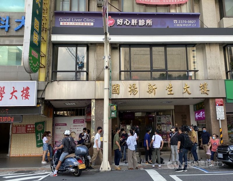台北市好心肝診所被爆私打疫苗案,台北地檢署10日簽分他字案偵辦,下午立即指揮廉政署、警方、調查局組成專案小組,向北市衛生局、好心肝診所等單位調閱相關資料,預計約談相關人士說明。中央社記者林長順攝 110年6月10日