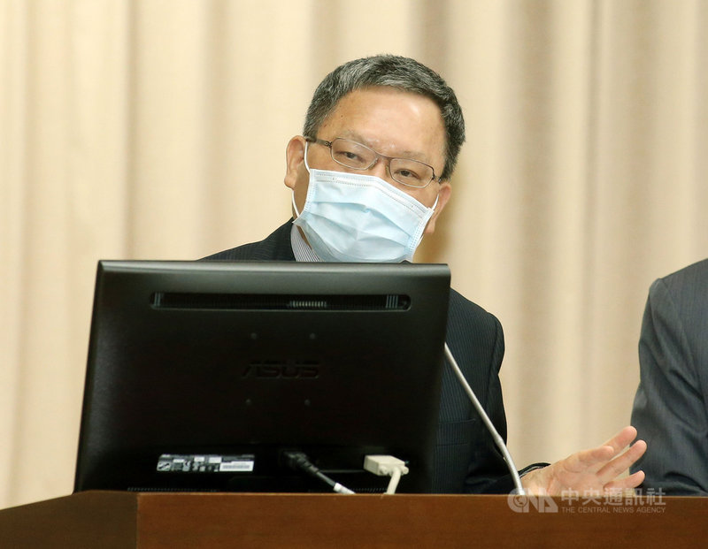 立法院臨時會財政等6委員會聯席會議10日審查行政院函請審議中央政府嚴重特殊傳染性肺炎防治及紓困振興特別預算第3次追加預算案,財政部長蘇建榮就所得稅申報接受質詢。中央社記者郭日曉攝 110年6月10日