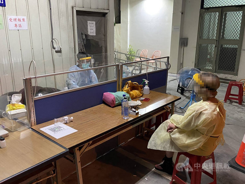 國內武漢肺炎(2019冠狀病毒疾病,COVID-19)疫情持續,彰化縣警察局鹿港分局發現一名張姓女子(右)透過通訊軟體招攬性交易,並在張女車內查獲毒品安非他命及吸食器,研判張女疑因吸毒缺錢才會繼續賣淫。(警方提供)中央社記者蕭博陽彰化縣傳真 110年6月11日
