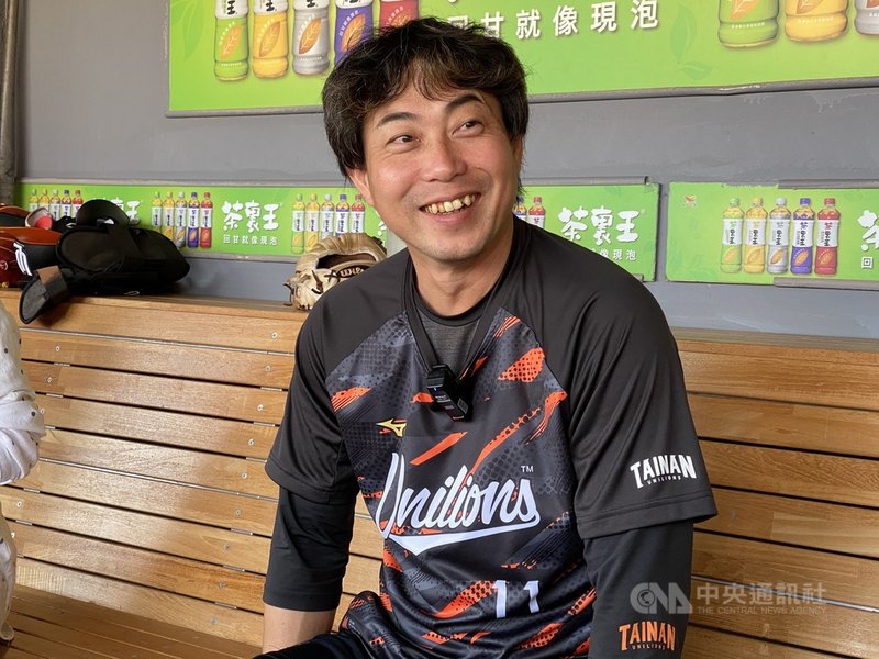 中華職棒目前因疫情停賽,統一獅隊總教練林岳平表示,對選手心態上確實是挑戰,但也能讓他們學習如何在困境中調整,希望在復賽前球隊戰力就要到位。圖為開季林岳平受訪畫面。中央社記者楊啟芳攝 110年6月11日