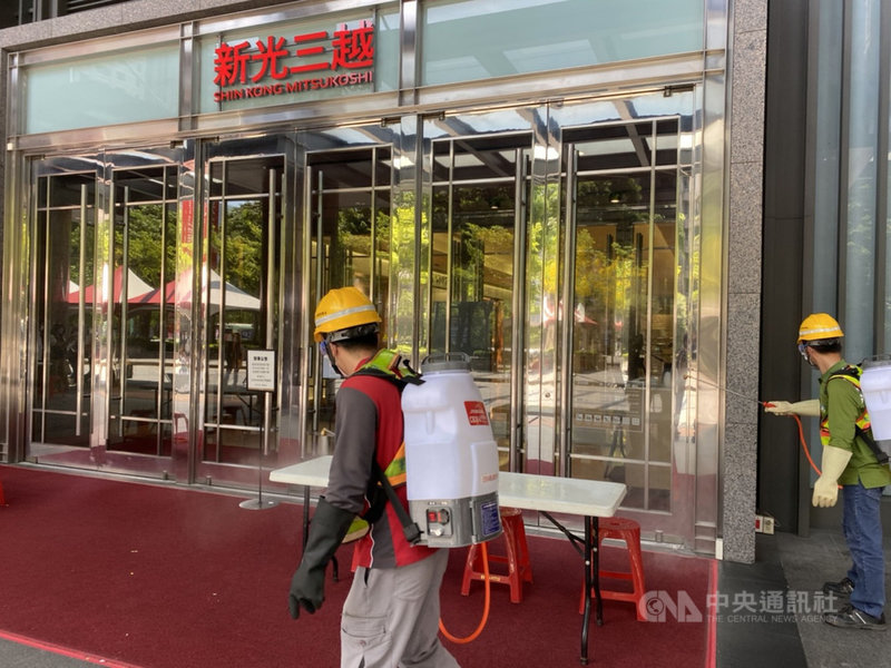 台中市11日新增4例武漢肺炎(2019冠狀病毒疾病,COVID-19)本土確診個案,其中1例是新光三越中港店化妝品櫃姐,百貨公司已暫時停業,進行內外部清消作業。(台中市政府提供)中央社記者郝雪卿傳真 110年6月11日